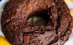 Итальянский шоколадный кекс Чамбеллоне на сливках и какао