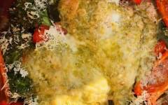 Сочная курица грудка под соусом песто и сыром с овощами