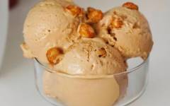 Домашнее мороженое Сникерс из сгущенки, арахиса и сливок