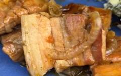 Как пожарить сочное мясо свиную грудинку с луком на сковороде