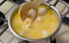 Сливочный суп с картошкой и рисом с фрикадельками для детей