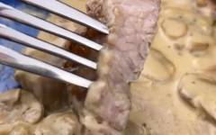 Сочный стейк из свинины на сковороде в сливочном соусе с грибами