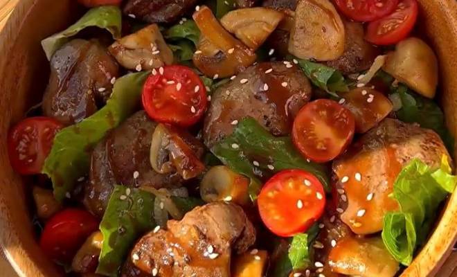 Теплый салат с куриной печенью, грибами и помидорами рецепт