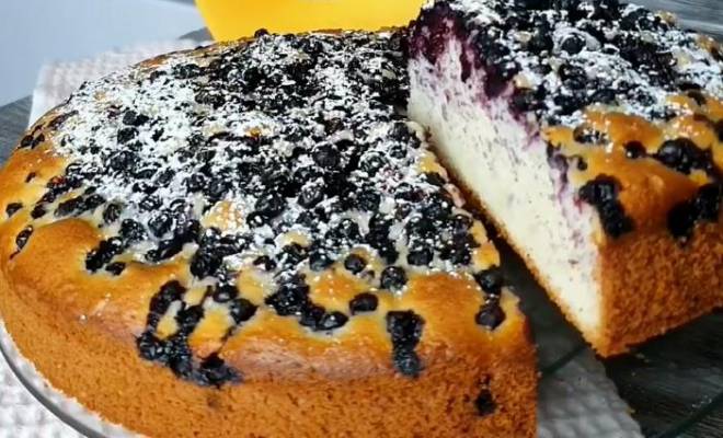 Молочный ягодный пирог с черной смородиной в духовке рецепт
