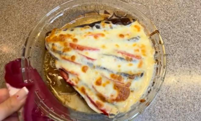 Запеченный баклажан с помидорами, сыром и чесноком в духовке рецепт