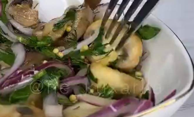 Салат с грибами шампиньонами жареными, луком и горчицей рецепт