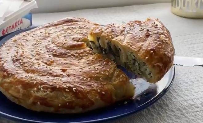Пирог улитка греческая со шпинатом и сыром из слоеного теста рецепт