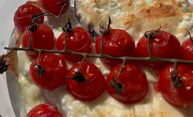 Баклажанные лодочки с помидорами и сыром в духовке рецепт