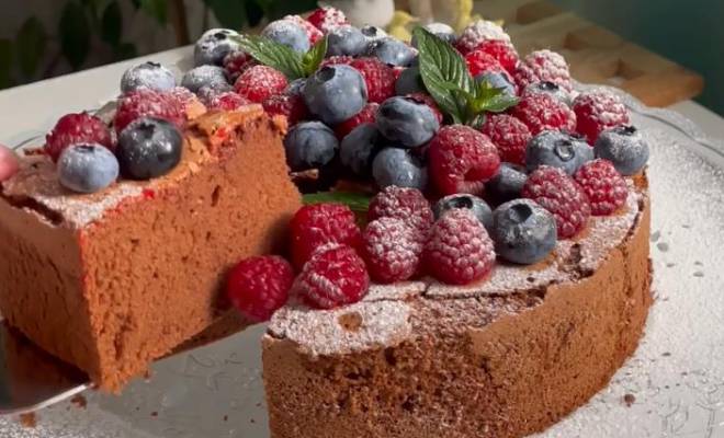 Воздушный шоколадный бисквитный пирог с ягодами рецепт