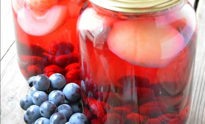 Домашний компот ассорти из фруктов и ягод на зиму рецепт