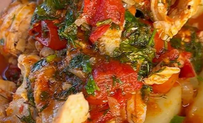 Тушеная курица с луком, помидорами, зеленью и чесноком рецепт