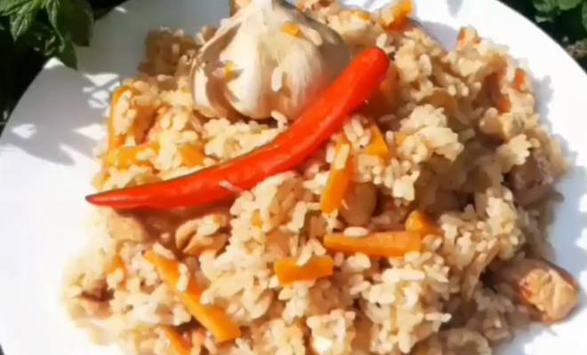 Домашний плов на сковороде с курицей морковью, луком и рисом рецепт