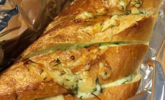 Хлеб багет с чесноком, сыром и зеленью в духовке домашний рецепт