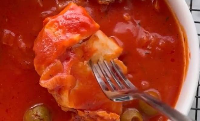 Рыба треска в томатном соусе с луком на сковороде рецепт