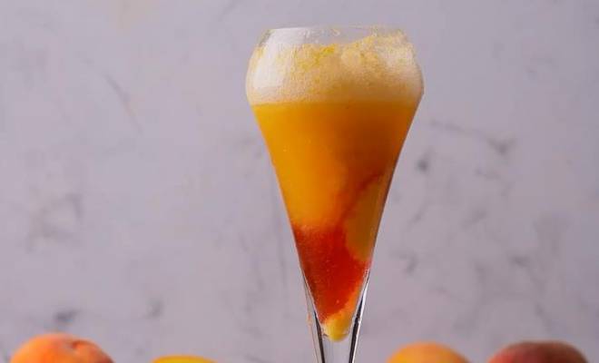 Персиковый коктейль Беллини с шампанским и пюре из персиков рецепт