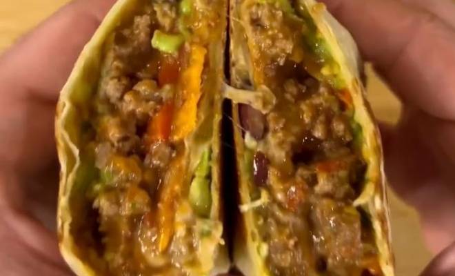 Мексиканское блюдо буррито с говядиной на сковороде рецепт