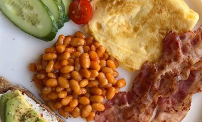 Английский завтрак из яиц, бекона, авокадо, фасоли, помидоров и огурцов рецепт