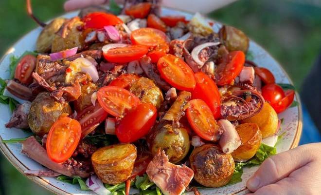 Салат с кальмарами, помидорами, шпинатом, картошки и луком рецепт