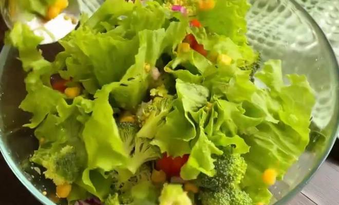 Салат с брокколи, кукурузой, помидорами и луком рецепт