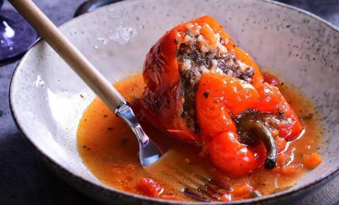 Перцы фаршированные с фаршем в томатном соусе рецепт