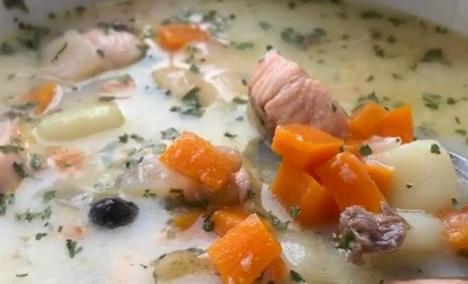 Суп с лососем, сливками, картошкой, морковью и луком рецепт