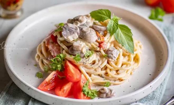 Спагетти с грибами, помидорами луком и сливками на сковороде рецепт