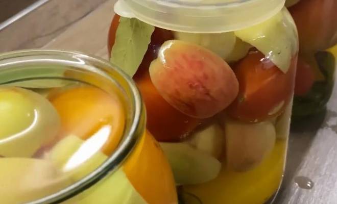 Маринованные помидоры с яблоком, луком и чесноком на зиму рецепт