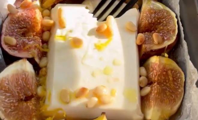 Запеченный инжир с сыром фета и медом в духовке рецепт