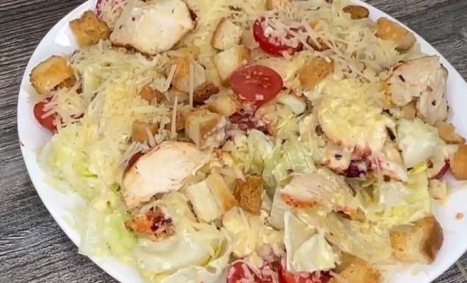 Салат Цезарь с курицей, помидорами, сыром, сухариками и соусом рецепт