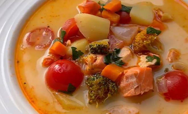 Сливочная уха из красной рыбы, брокколи, помидоров, картошки и моркови рецепт