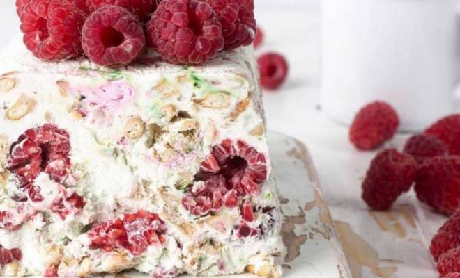 Замороженный десерт из творожного сыра, сливок и малины рецепт