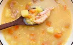 Гороховый суп с копченой курицей классический в кастрюле