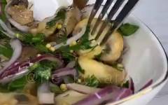 Салат с грибами шампиньонами жареными, луком и горчицей