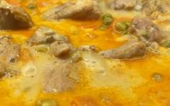 Курица с овощами в сливочном соусе из сметаны на сковороде
