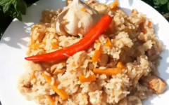 Домашний плов на сковороде с курицей морковью, луком и рисом
