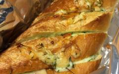 Хлеб багет с чесноком, сыром и зеленью в духовке домашний