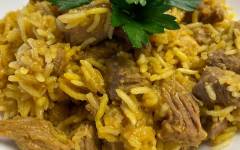 Рис с филе индейки, чесноком и соевым соусом на сковороде