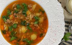 Густым суп с фаршем, томатами, макаронами, морковью и луком