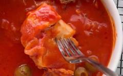 Рыба треска в томатном соусе с луком на сковороде
