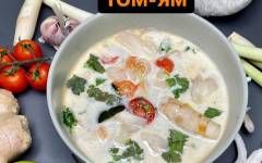 Тайский суп Том Ям с кокосовым молоком, креветками и грибами