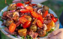 Салат с кальмарами, помидорами, шпинатом, картошки и луком