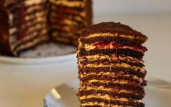 Торт Медовик шоколадный с вишней и кремом из сметаны и сгущенки