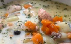 Суп с лососем, сливками, картошкой, морковью и луком