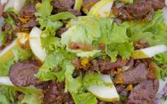 Салат из куриной печени, груши, изюма и листьев салата
