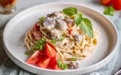Спагетти с грибами, помидорами луком и сливками на сковороде