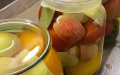 Маринованные помидоры с яблоком, луком и чесноком на зиму