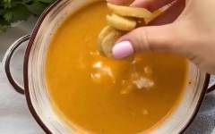Суп пюре из баклажанов, помидоров, лука и чеснока