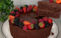 Шоколадный торт со сгущенкой и сливками