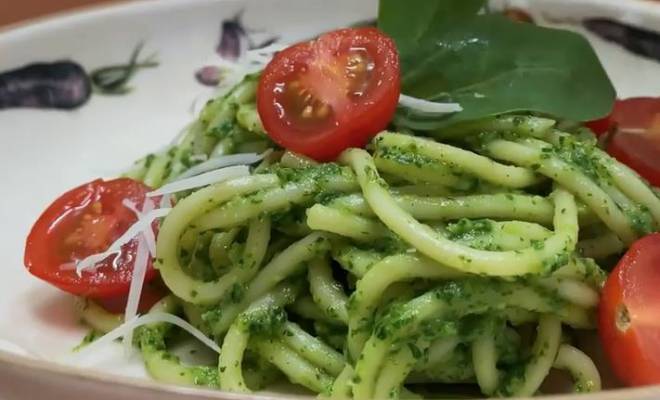 Зеленая паста спагетти из шпината, авокадо и петрушки рецепт