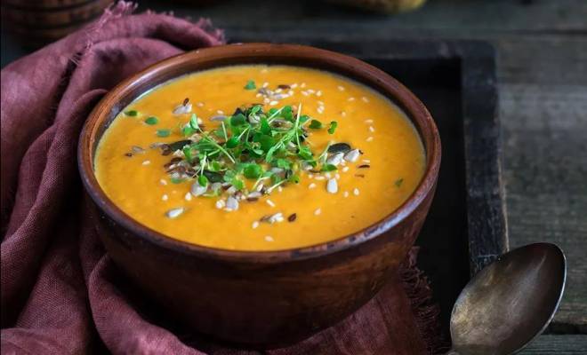 Сливочный крем суп с тыквой, морковью, луком и чесноком на сливках